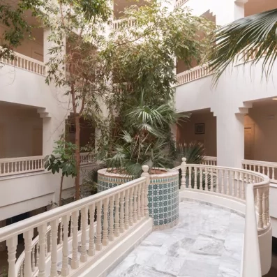 Architecture intérieure typique du Vincci Dar Midoun à Djerba avec balcons blancs et végétation luxuriante.