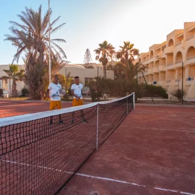 Terrains de tennis en terre battue disponibles pour les sportifs au Vincci Dar Midoun, Djerba.