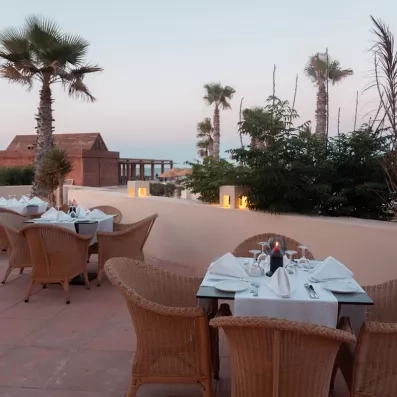 Dîner romantique en plein air sur la terrasse du Vincci Dar Midoun au coucher du soleil à Djerba.