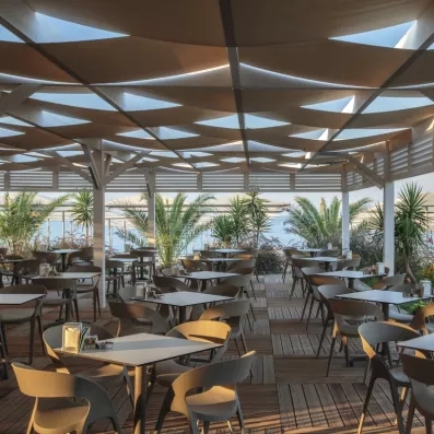 salle de restaurant sur la terrasse extérieure