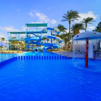 piscine enfant et adulte, toboggan bleu et blanc, palmiers