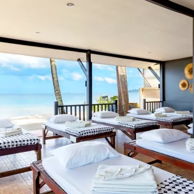 Un salon de massage avec deux tables confortables pour des soins de relaxation.