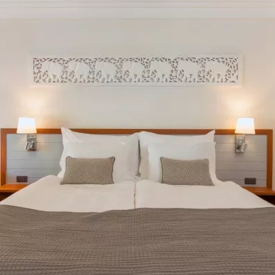 Une tête de lit élégante avec deux lampes de chevet modernes.