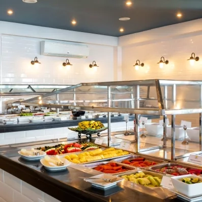Un buffet varié et coloré avec une large sélection de produits frais et de plats préparés.