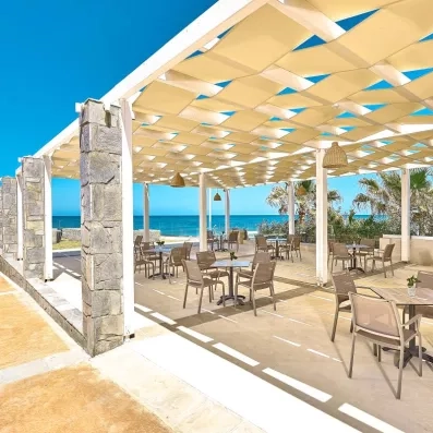 restaurant sur la terrasse extérieur sur la plage, avec des tables et des chaises  