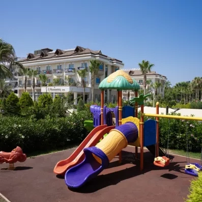 aire de jeux avec tobboggan