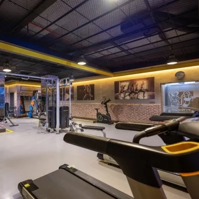 salle de fitness avec machine de musculations