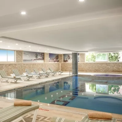 piscine intérieure avec transats