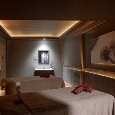 espace de détente avec une table de massage 