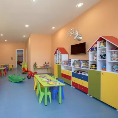 salle mini-club avec jeux intérieur