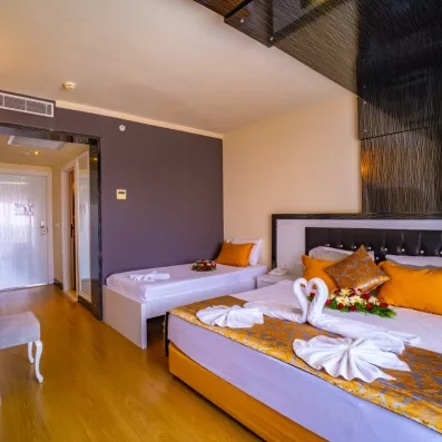 chambre avec un lit double et un lit simple