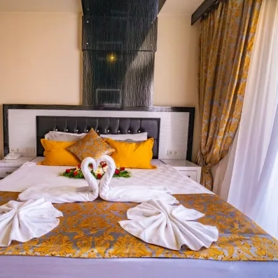 chambre avec un grand lit