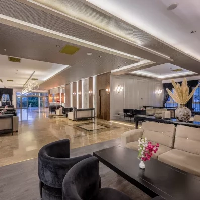 hall d'entrée avec canapés et tables basses