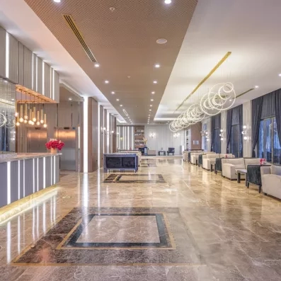 hall d'entrée de l'hôtel avec des fauteuils