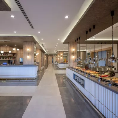 comptoir de buffet dans la salle de restaurant