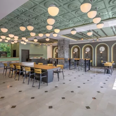 salle de restaurant avec tables dressées pour le buffet