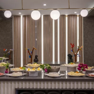 comptoir de buffet avec différents plats