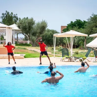 Séance de aquagym animé par l'équipe mondi club et des touristes dans la piscine qui suivent le rythme