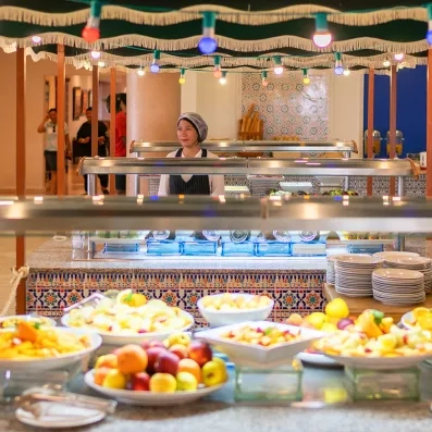 installation de buffet du restaurant de l'hôtel avec des fruits et des légumes