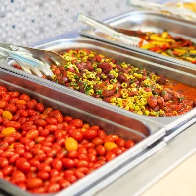 présentations des plats chaud servis par le restaurant de l'hôtel dans le buffet