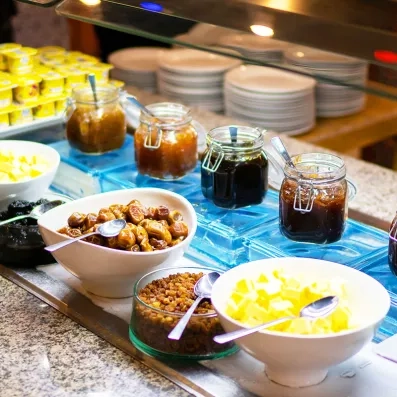 présentations des desserts sucrés servis par le restaurant de l'hôtel dans le buffet