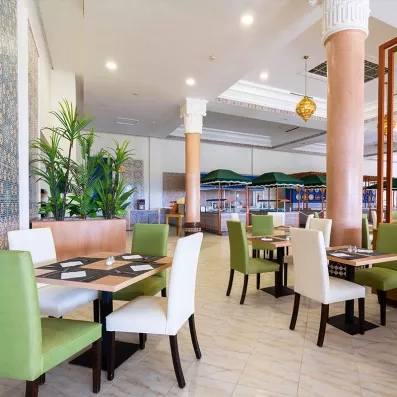Restaurant buffet, avec des tables assises et des chaises en vert et blanc
