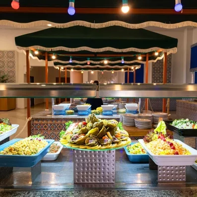 installation de buffet du restaurant de l'hôtel avec des plats chauds