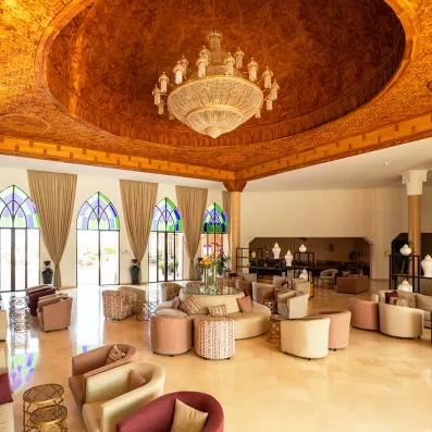 Hall d’hôtel avec décoration oriental, élégant, avec plafond sculpté majestueux, grand lustre, assises raffinées et lumière chaude