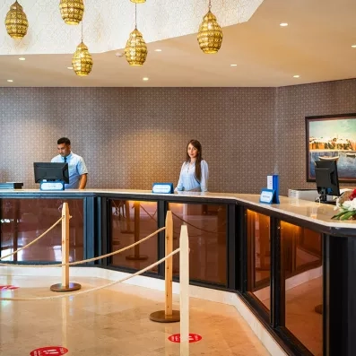 réception de l'hôtel avec personnel et lustres décoratifs accrochées au plafond