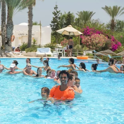 Séance d'aquagym collective et conviviale dans la grande piscine du Mondi Club Seabel Aladin à Djerba.