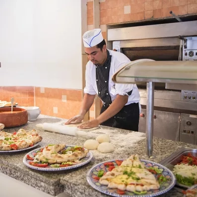 Show-cooking et préparation de pizzas fraîches par un chef à l'hôtel Seabel Aladin Djerba.
