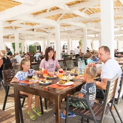 Famille profitant du buffet en terrasse à l'hôtel Seabel Aladin Djerba, Tunisie.