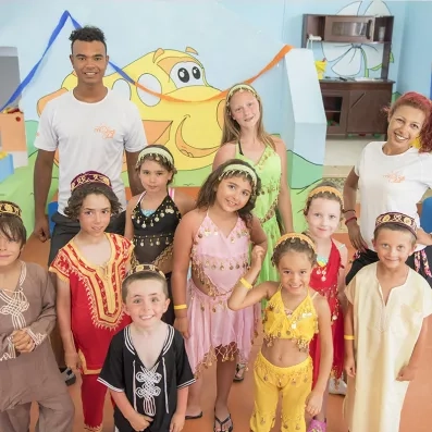 Enfants déguisés lors d'une activité culturelle et festive au mini club du Seabel Aladin à Djerba.