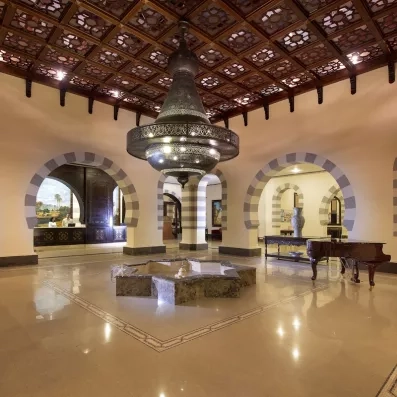 Lobby élégant du Stella Beach à Hurghada avec lustre oriental, fontaine en étoile et architecture typique d'Égypte.