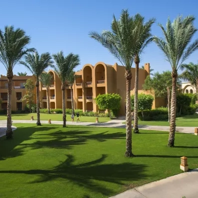 Jardins luxueux du complexe Stella Beach à Hurghada, bordés de palmiers et d'une architecture hôtelière moderne.