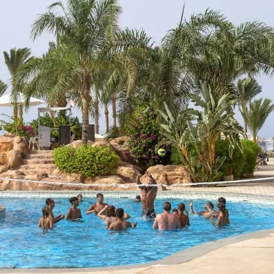 Séance de volley-ball aquatique dans la piscine de l'hôtel Stella Beach pour un séjour actif en Égypte.