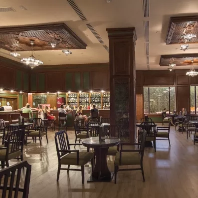 Bar intérieur chaleureux du Stella Beach à Hurghada, ambiance conviviale pour un séjour de vacances en Égypte.