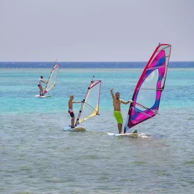 Session de planche à voile sur les eaux turquoise de la Mer Rouge à Hurghada, Égypte.
