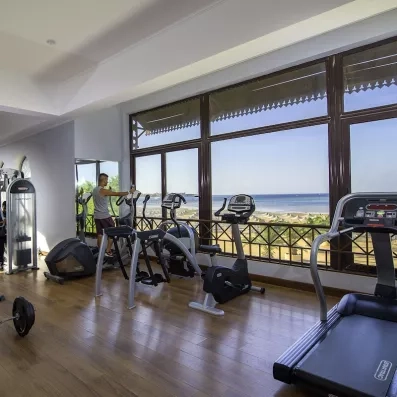 Salle de sport moderne avec vue panoramique sur la mer et la plage au Stella Beach Hurghada.