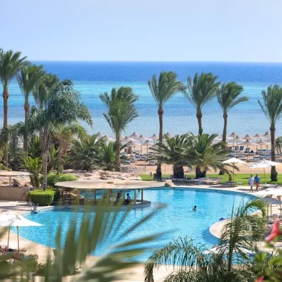 Piscine lagon et bar aquatique face à la Mer Rouge au Stella Beach, destination balnéaire à Hurghada.