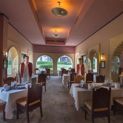 Serveurs en tenue traditionnelle dans un restaurant typique au Stella Beach Hurghada, immersion culturelle en Égypte.