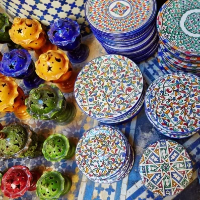poterie artisanale traditionnel marocaine en bleu Majorelle et des motifs floraux