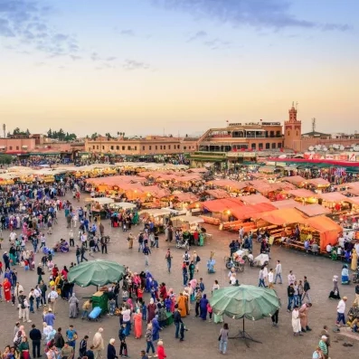 place Jemaa el Fnaa remplie de touristes et d'artisans sous les tentes 