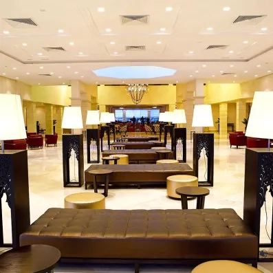 grand hall de l'hôtel avec plusieurs banquettes pour s'asseoir 