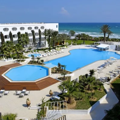 photo global de l'hôtel avec piscine centrale vue sur la mer 