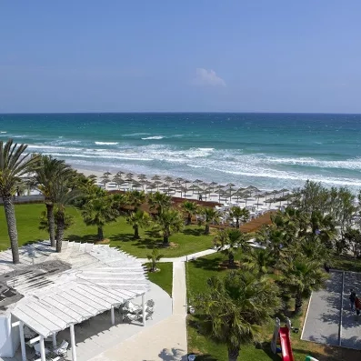 vue en hauteur du restaurant de la plage et de la plage aménagée 