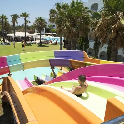 Un enfant profitant des toboggans colorés du parc aquatique 