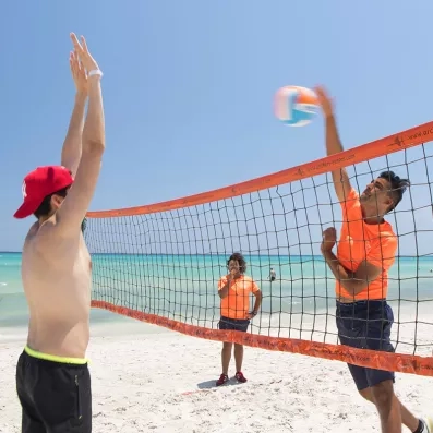 Animation beach volley, trois joueurs sur le terrain 