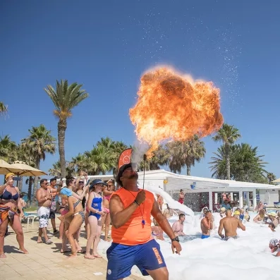 Animation "cracheur de feu" autour de la piscine, avec mousse party 