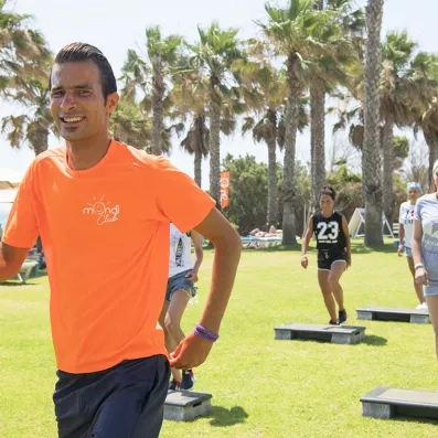 animateur faisant  un cours de step en extérieur 